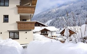 Berg' & Bluamen Appartements Stubai